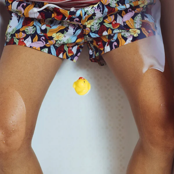 Άνθρωπος χαλαρωτικό στην μπανιέρα με μια λαστιχένια πάπια — Φωτογραφία Αρχείου