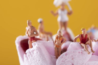 minyatür insanlar üzerinde bir buz crea mayo