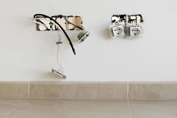 Installing electrical sockets on a wall — Stock Photo, Image