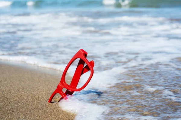 Κόκκινα γυαλιά στην άμμο μιας παραλίας — Φωτογραφία Αρχείου