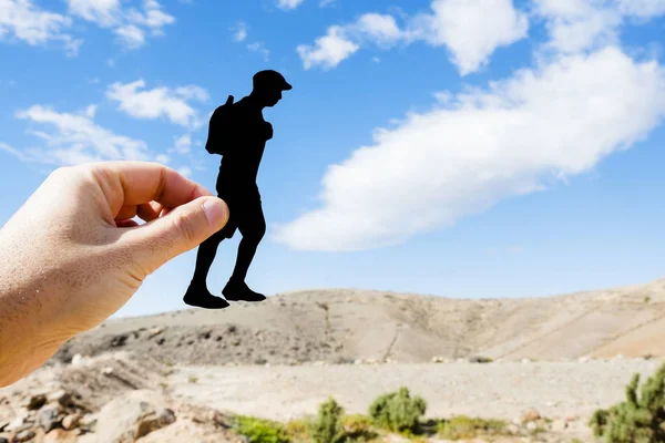 Silhouette di un uomo che cammina in un paesaggio arido — Foto Stock