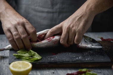 taze uskumru gutting genç adam