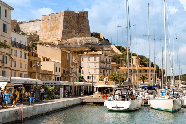 Hafen und Zitadelle von Bonifacio, in Korsika, Frankreich — Stockfoto