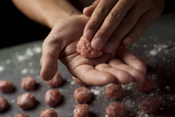 Hombre preparando albóndigas — Foto de Stock