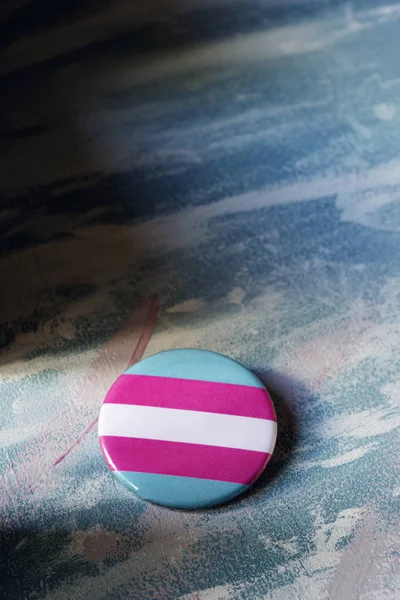 Значок с флагом трансгендерной гордости — стоковое фото