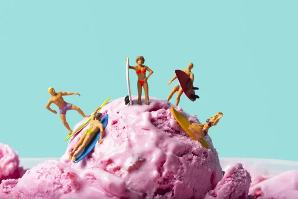 Persone in miniatura che navigano su una palla di gelato — Foto Stock