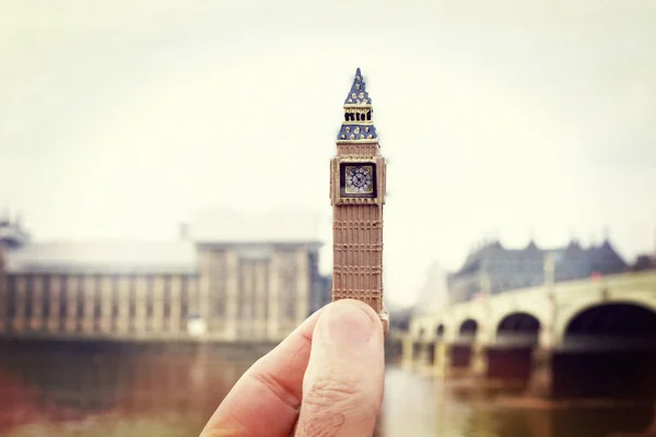 Man håller klocktornet i London, Storbritannien — Stockfoto