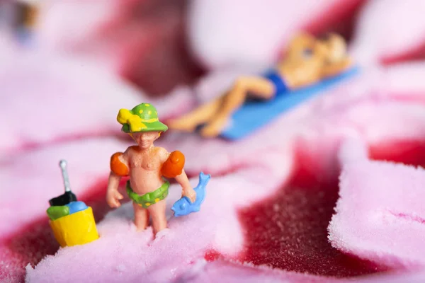 Niño en miniatura y el hombre en un helado —  Fotos de Stock