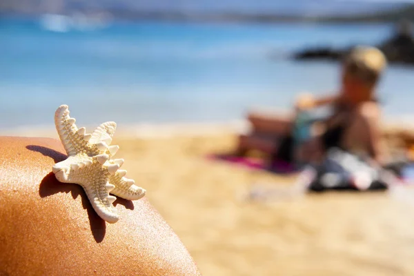 Estrella de mar y persona relajante en la playa — Foto de Stock