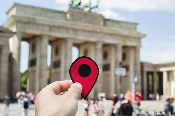 Mann mit roter Markierung im Brandenburger Tor — Stockfoto