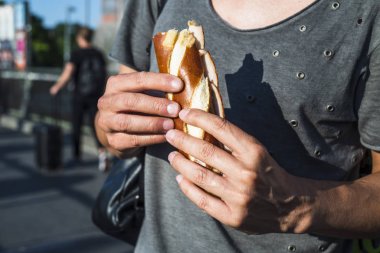 bir alman jambon sandviç yiyen adam