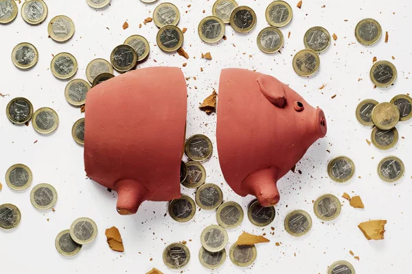 Broken piggy bank and euro coins — Stock Photo, Image