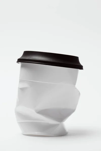 Copo de plástico branco esmagado com tampa — Fotografia de Stock