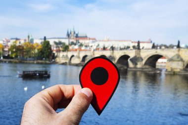 Prag 'daki Charles Köprüsü ve Vltava Nehri