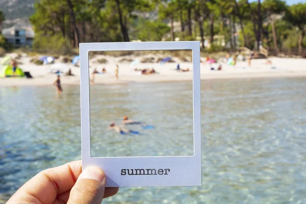 Λέξη καλοκαίρι σε ένα στιγμιαίο πλαίσιο φωτογραφίας στην παραλία — Φωτογραφία Αρχείου