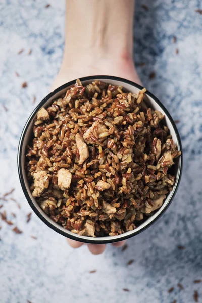 Mann und Schüssel gebratenen roten Reis mit Hühnerfleisch — Stockfoto