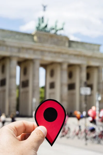 Homme avec un marqueur rouge dans la porte de Brandebourg — Photo