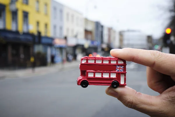 Homem com um ônibus de dois andares vermelho londrino — Fotografia de Stock