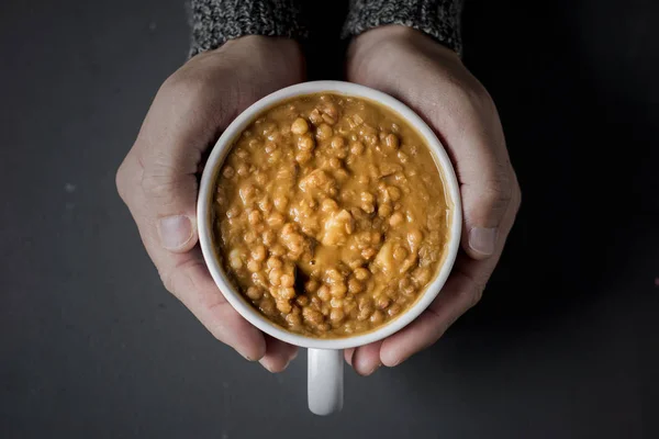 Uomo con una ciotola di zuppa di lenticchie — Foto Stock