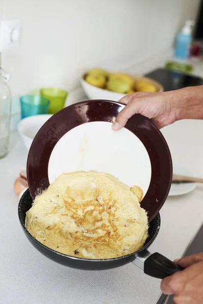 Preparing tortilla de patatas, spanish omelette — Stockfoto