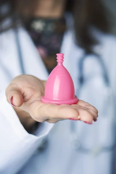 Médico mulher mostrando um cu menstrual rosa — Fotografia de Stock