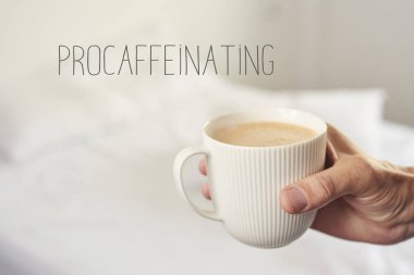 bir kahve ve metin procaffeinating olan adam