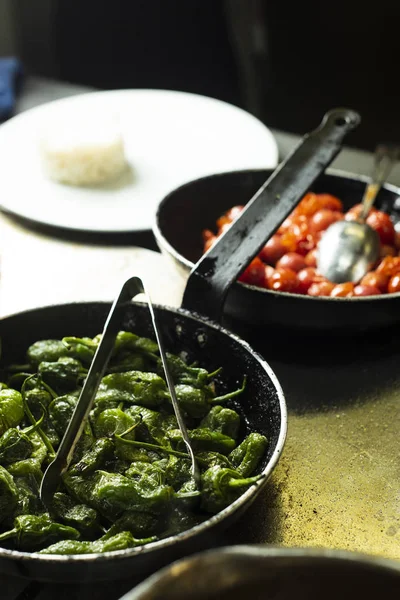 Pimientos verdes cocidos y tomates cherry —  Fotos de Stock