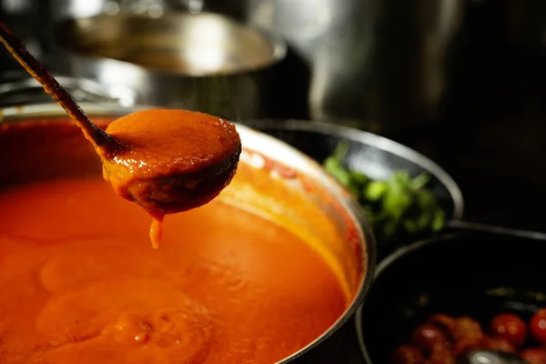 Томатный соус, помидоры черри и зеленый перец — стоковое фото