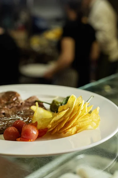 Steak, pommes de terre frites, tomates et poivron vert — Photo