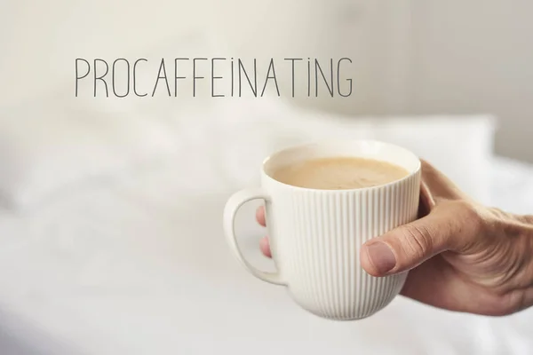 Uomo con un caffè e un testo procaffeinating — Foto Stock