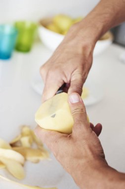 adam patates ince dilimler kesme