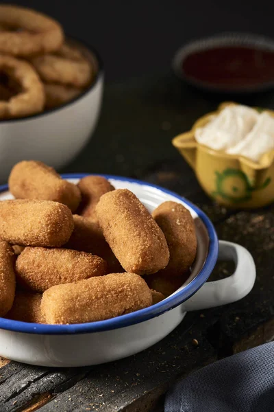 İspanyol kroket ve kızarmış kalamar halkaları — Stok fotoğraf