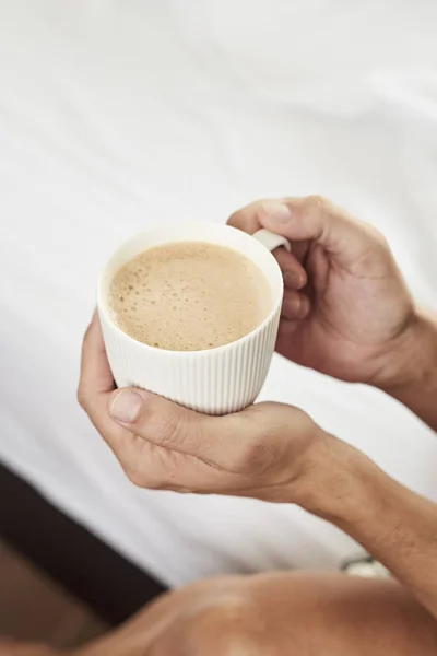 Uomo che prende un caffè in una camera da letto — Foto Stock