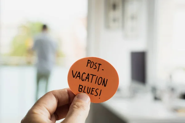 Hombre en la oficina y texto blues post-vacaciones — Foto de Stock