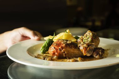 kızarmış tavuk, patates kızartması ve biber ile