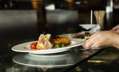 morina, közlenmiş patates, domates ve yeşil biber