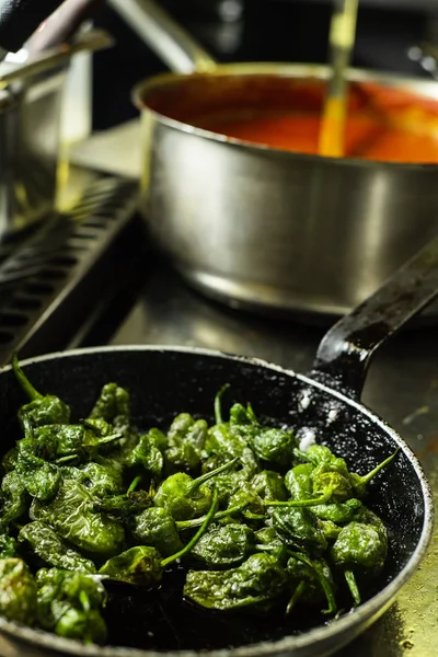 Grüne Paprika und Tomatensauce — Stockfoto