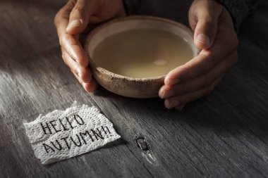 çorba ve metin merhaba sonbahar bir kase ile adam