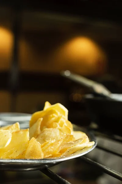 Patatas fritas en una bandeja de metal —  Fotos de Stock