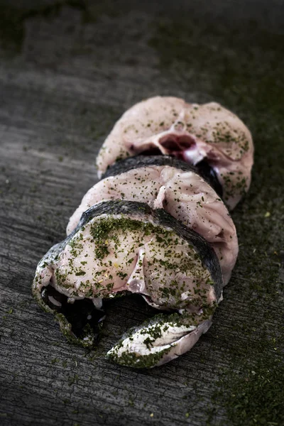 Fatias de pescada crua em uma mesa — Fotografia de Stock