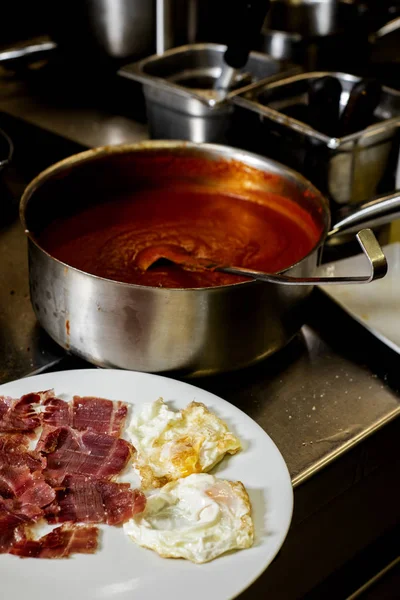 Jamón serrano y huevos fritos en una cocina —  Fotos de Stock