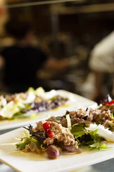 Salate in einer professionellen Küche — Stockfoto