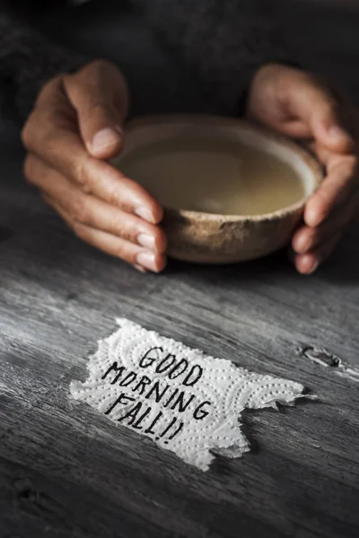 Man med en skål med soppa och text god morgon FAL — Stockfoto