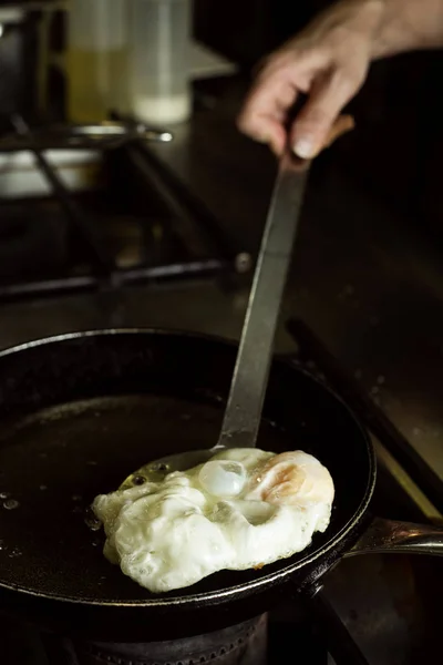Freír un huevo en una cocina profesional —  Fotos de Stock
