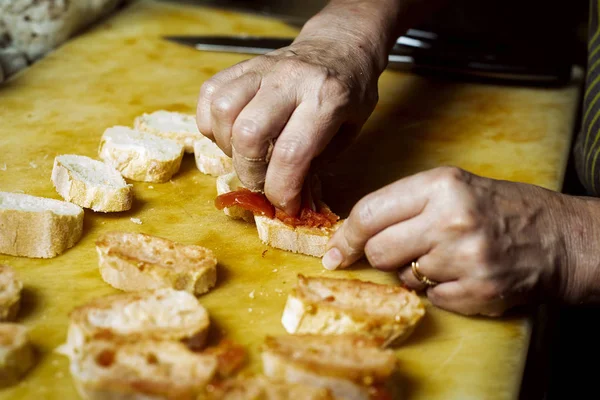 Haciendo catalán pa amb tomaquet, pan con tomate —  Fotos de Stock