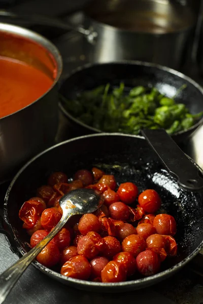 Kirschtomaten, grüne Paprika und Tomatensauce — Stockfoto