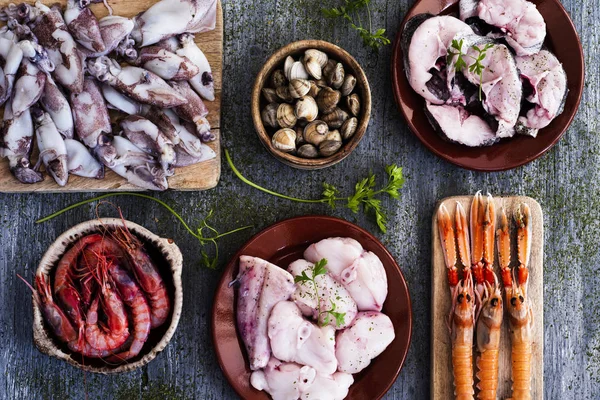 Sortimento de frutos do mar crus em uma mesa — Fotografia de Stock