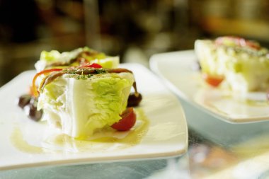 profesyonel bir mutfakta salata