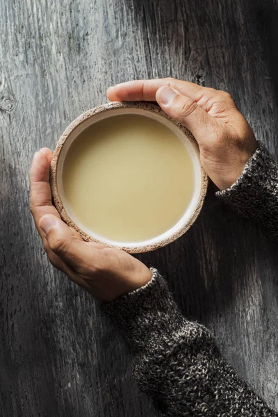 Mann wärmt sich mit einer Schüssel heißer Suppe auf — Stockfoto