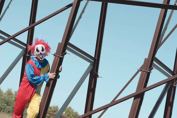 Страшный злой клоун высовывает язык наружу — стоковое фото